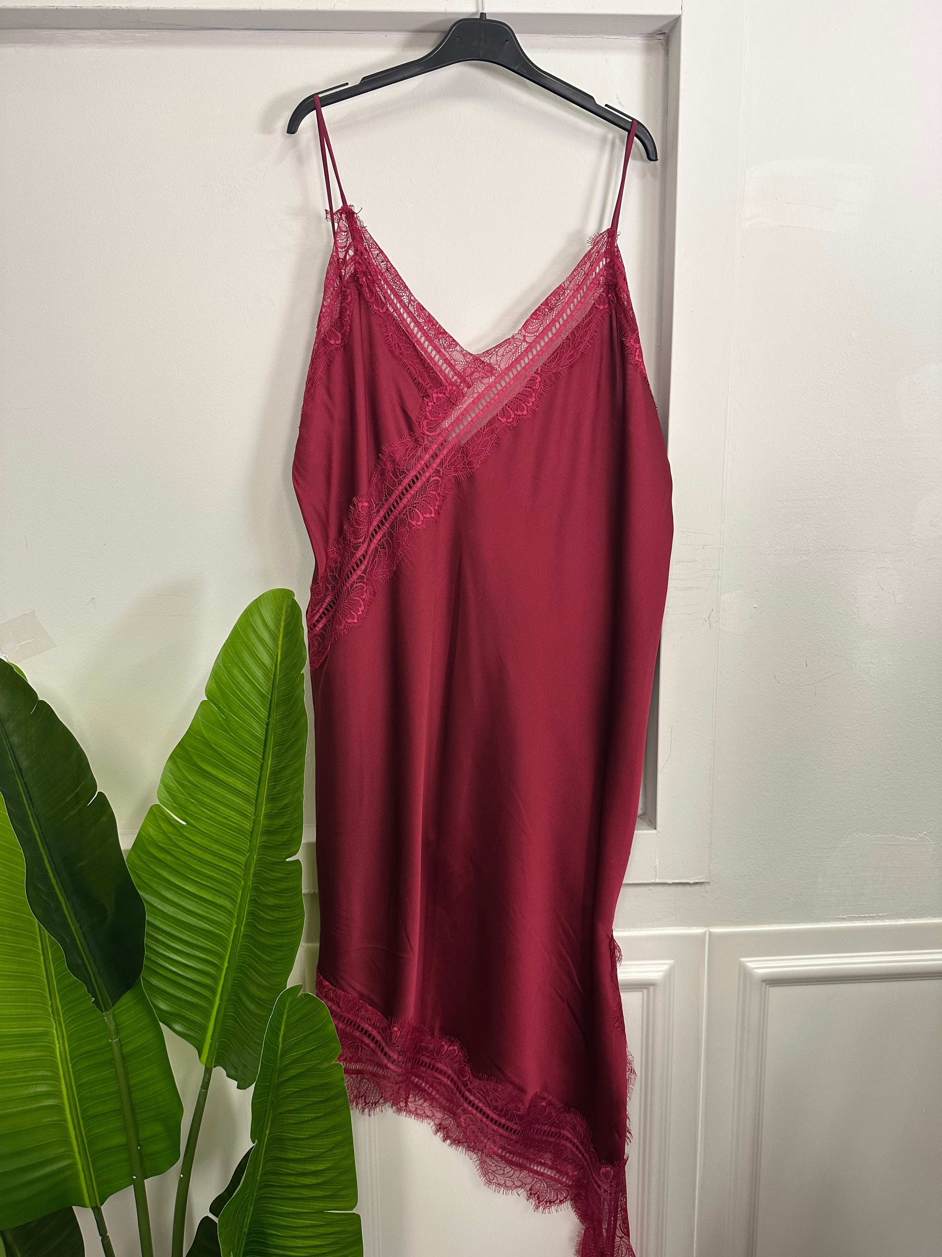 Canotta Lunga Asimmetrica con Dettagli in Pizzo – Eleganza Versatile!