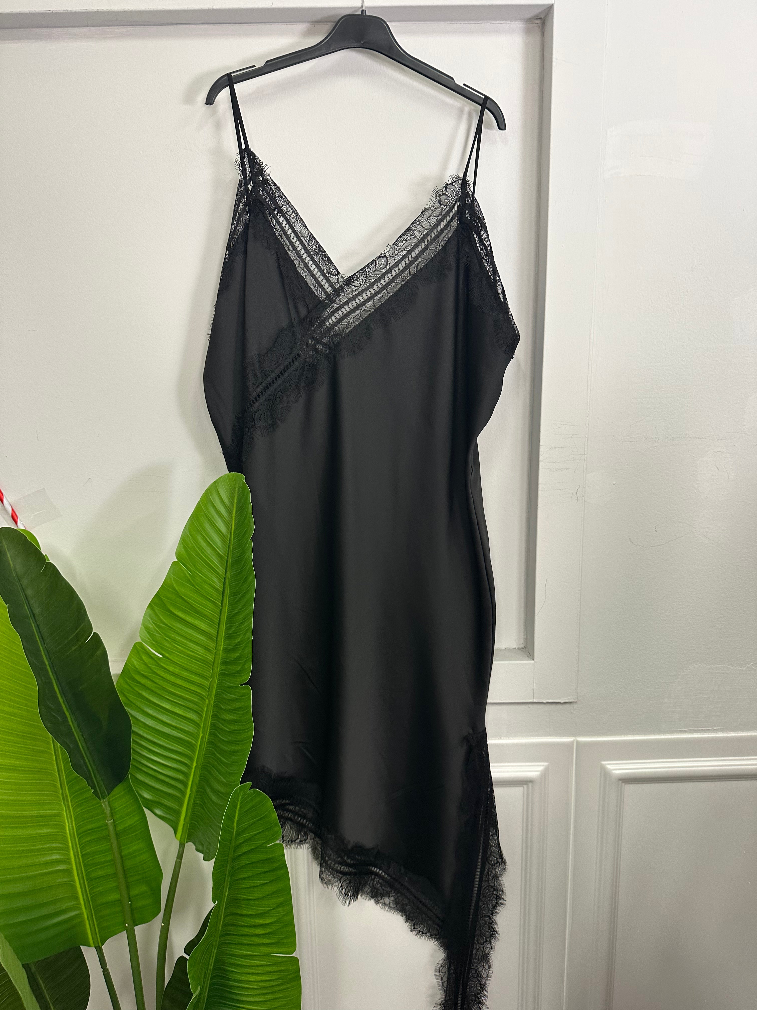 Canotta Lunga Asimmetrica con Dettagli in Pizzo – Eleganza Versatile!