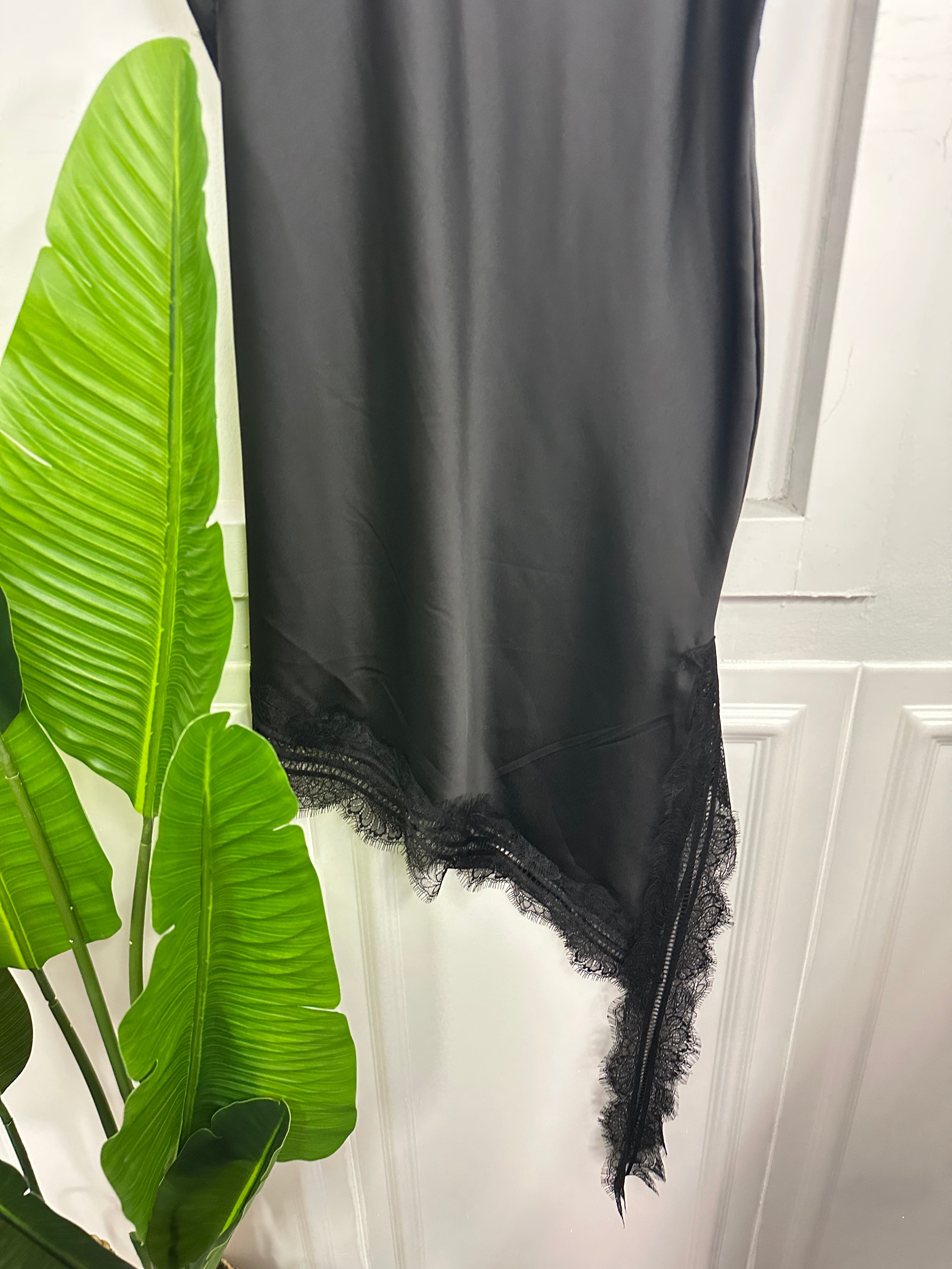 Canotta Lunga Asimmetrica con Dettagli in Pizzo – Eleganza Versatile!