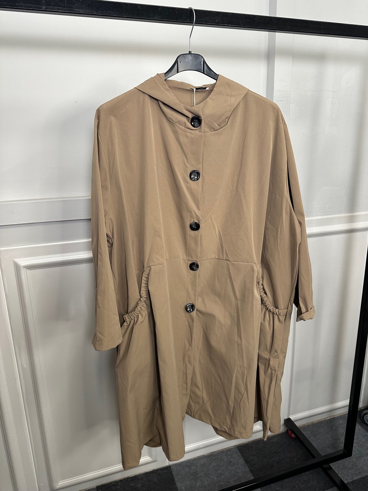 Trench lungo con tasche arricciate