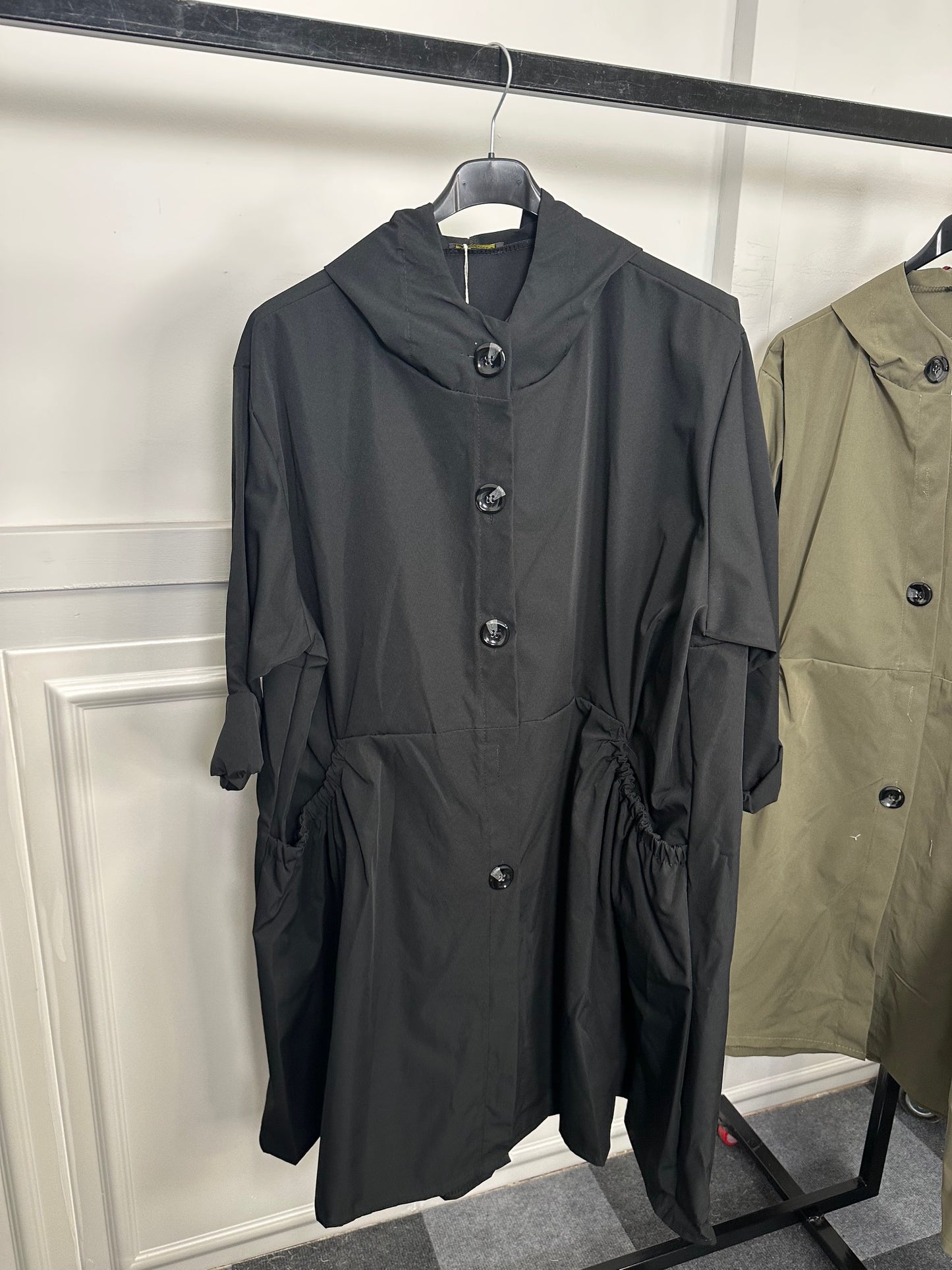 Trench lungo con tasche arricciate