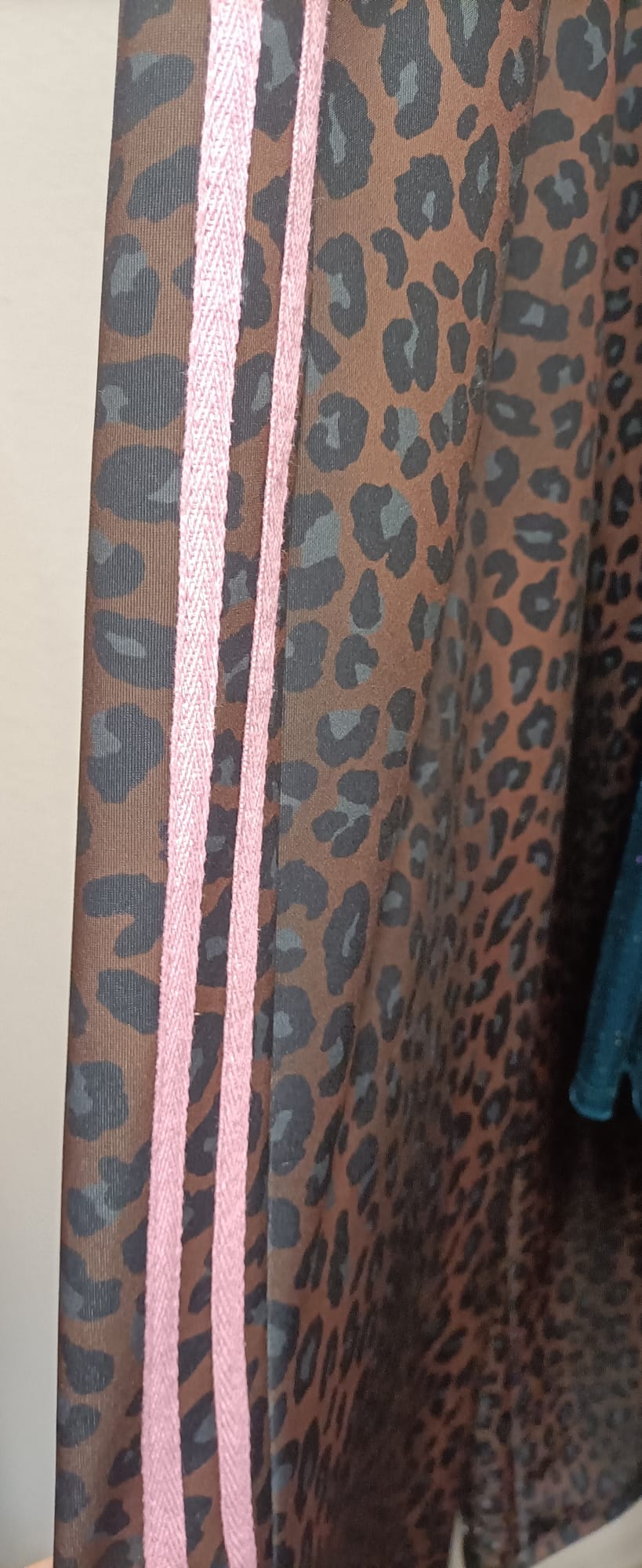 Pantalone Donna Animalier Righe Glamour Effetto Raso Maculato con Righe Laterali Colorate Stile Statement e Comfort Lussuoso