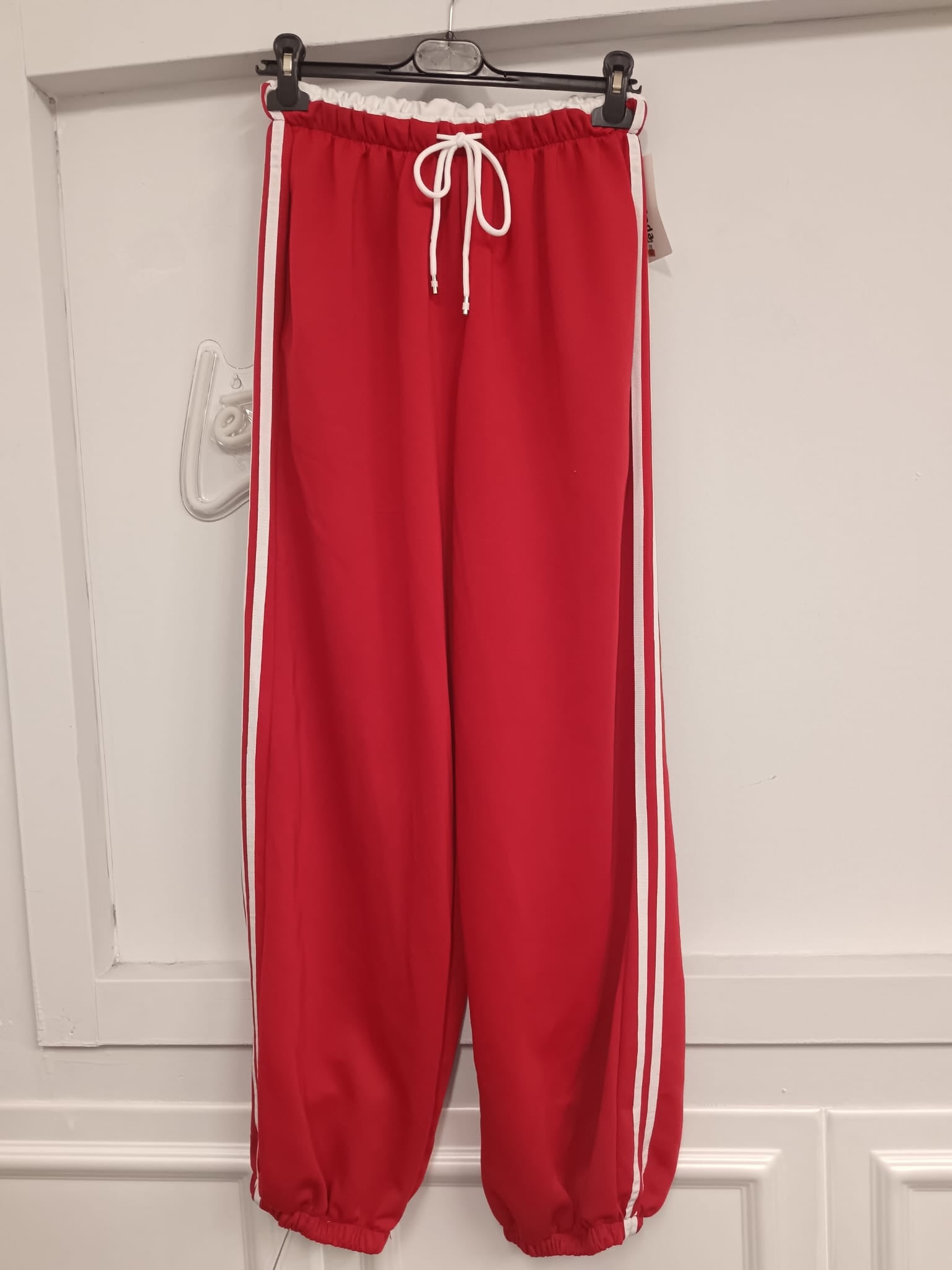 Pantalone sottotuta con righe laterali – Stile e comfort in movimento!