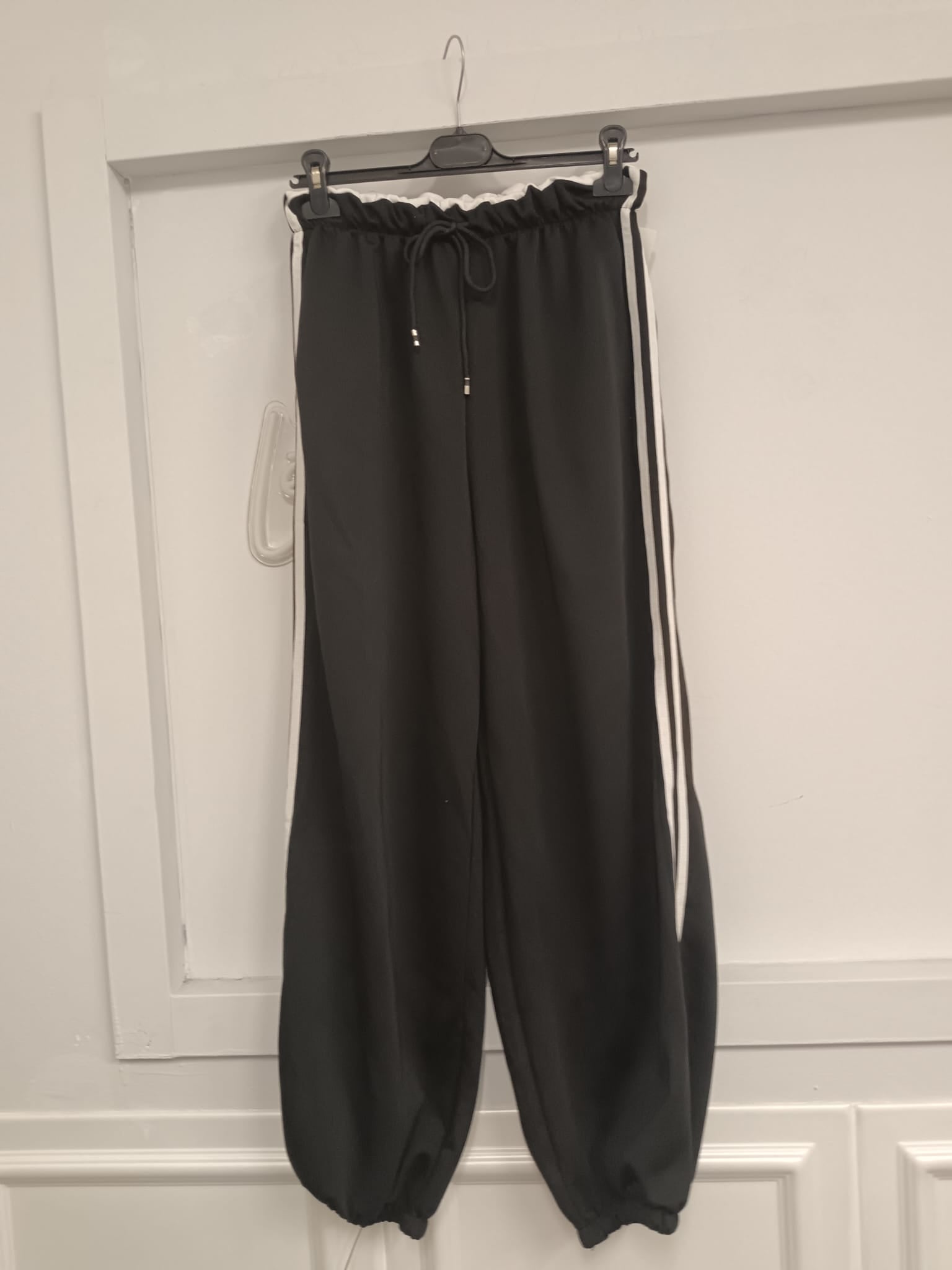 Pantalone sottotuta con righe laterali – Stile e comfort in movimento!