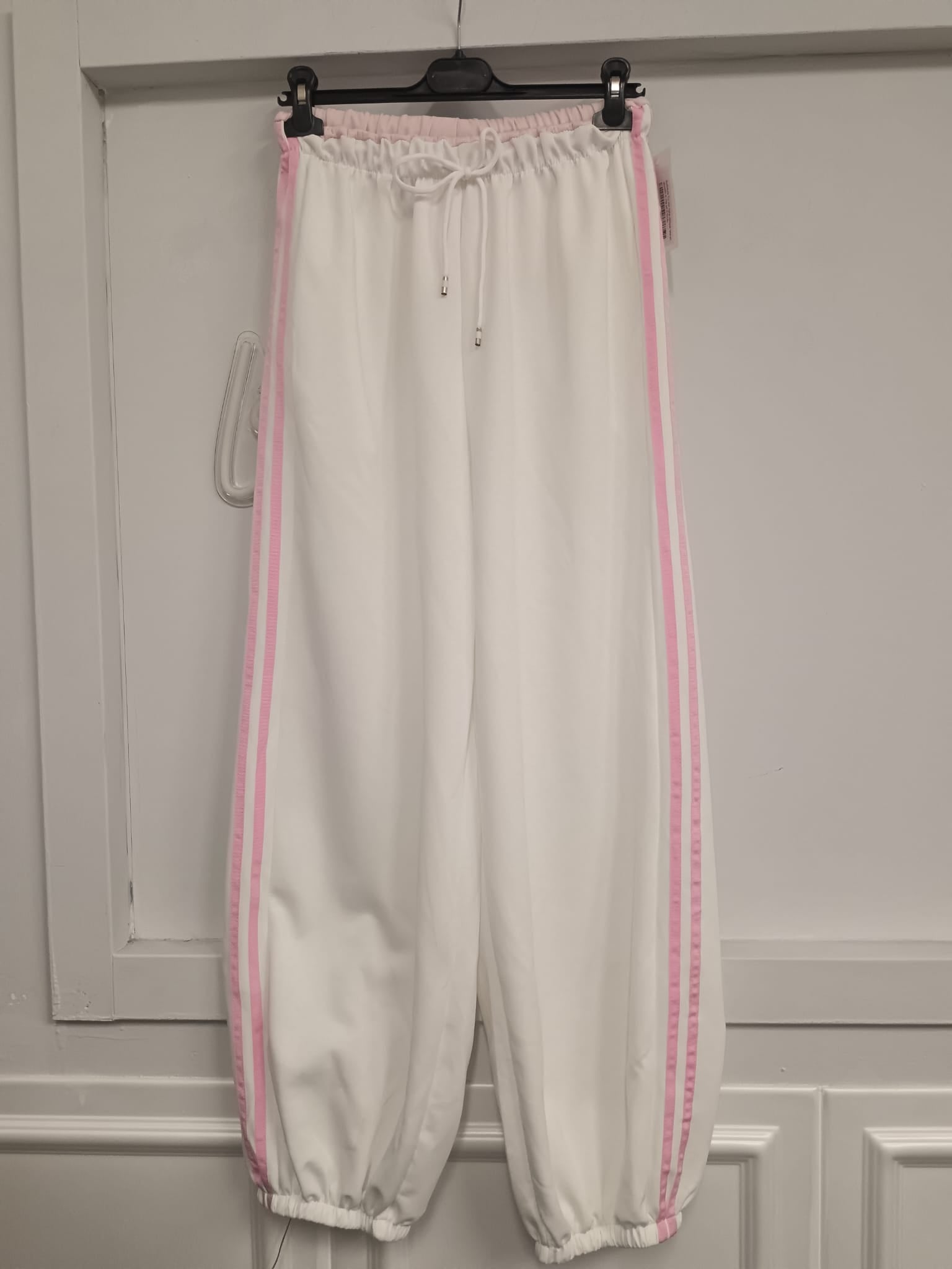 Pantalone sottotuta con righe laterali – Stile e comfort in movimento!