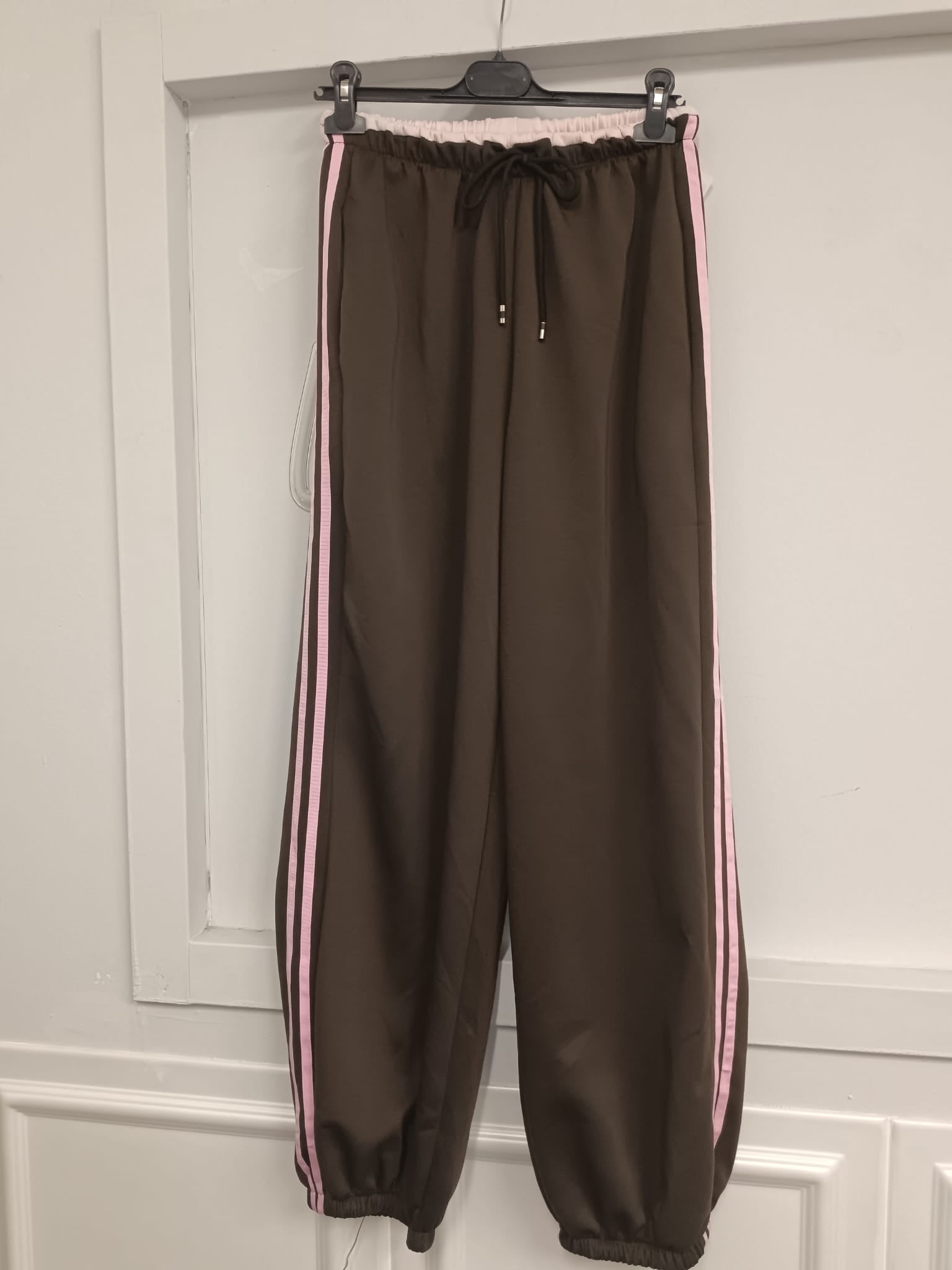 Pantalone sottotuta con righe laterali – Stile e comfort in movimento!