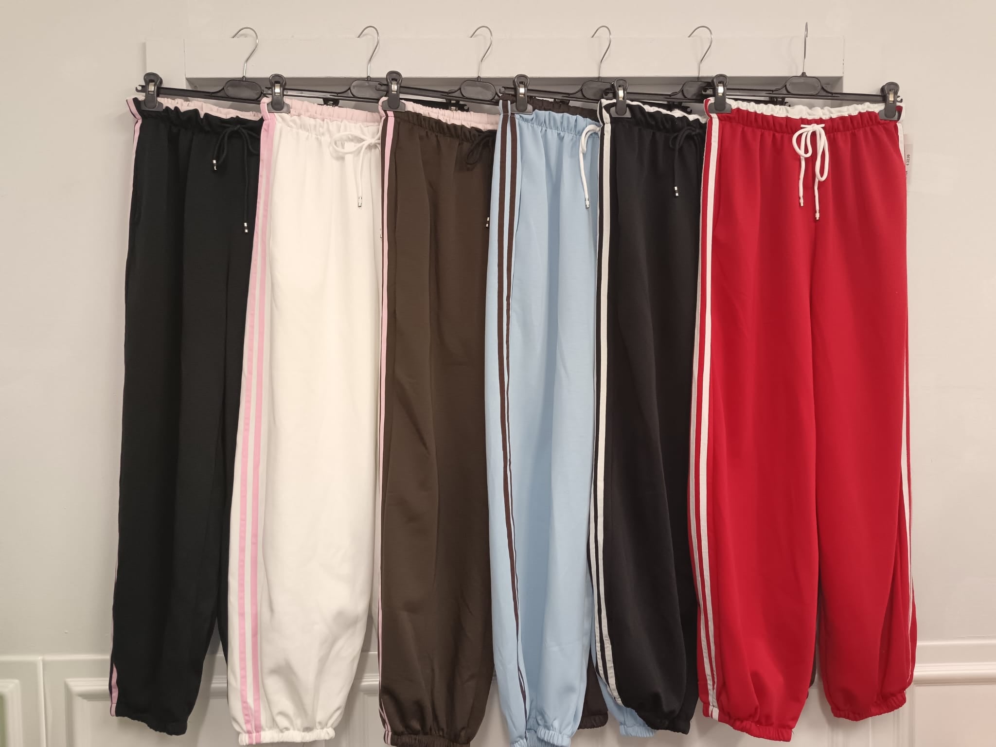 Pantalone sottotuta con righe laterali – Stile e comfort in movimento!