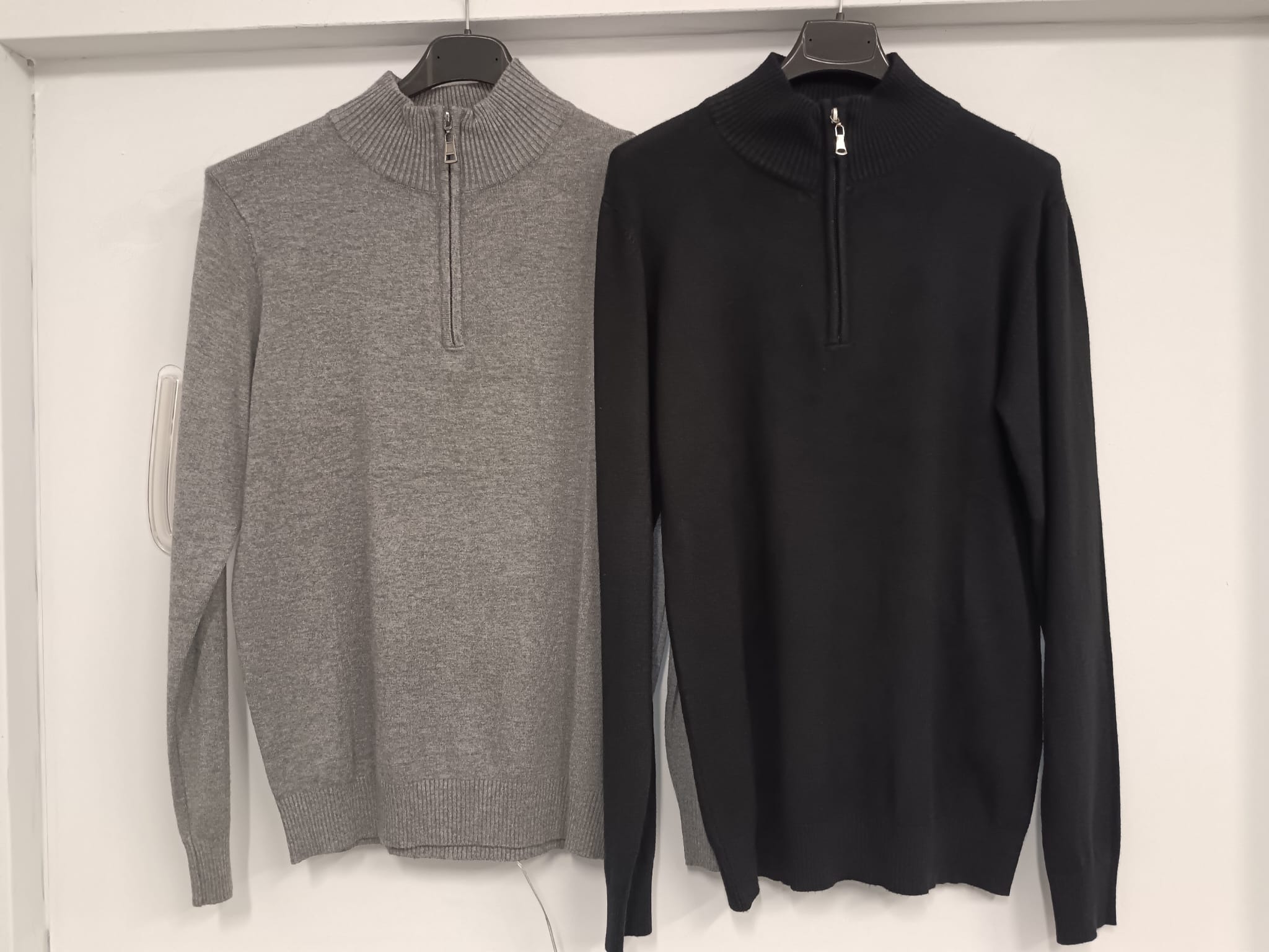 Felpa in modal tinta unita con collo lupetto e zip 1/4