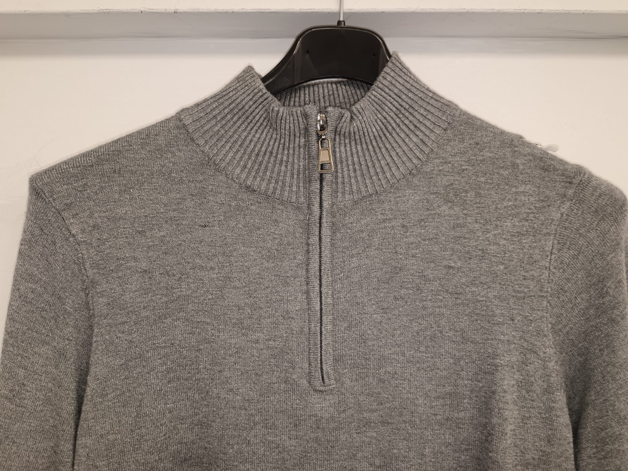 Felpa in modal tinta unita con collo lupetto e zip 1/4