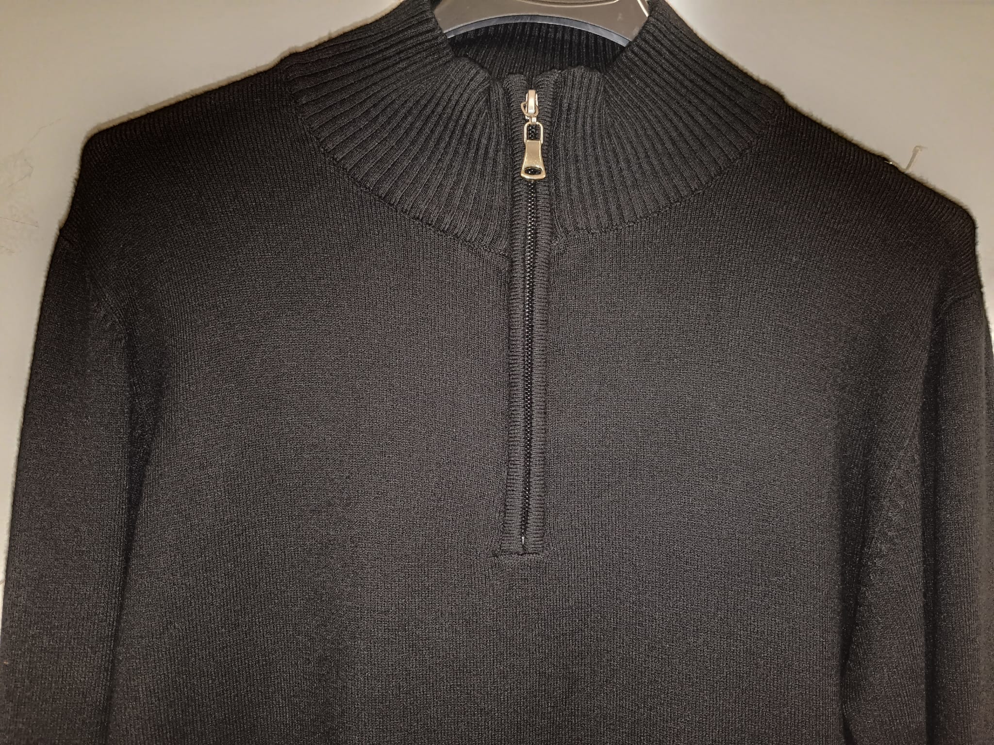 Felpa in modal tinta unita con collo lupetto e zip 1/4