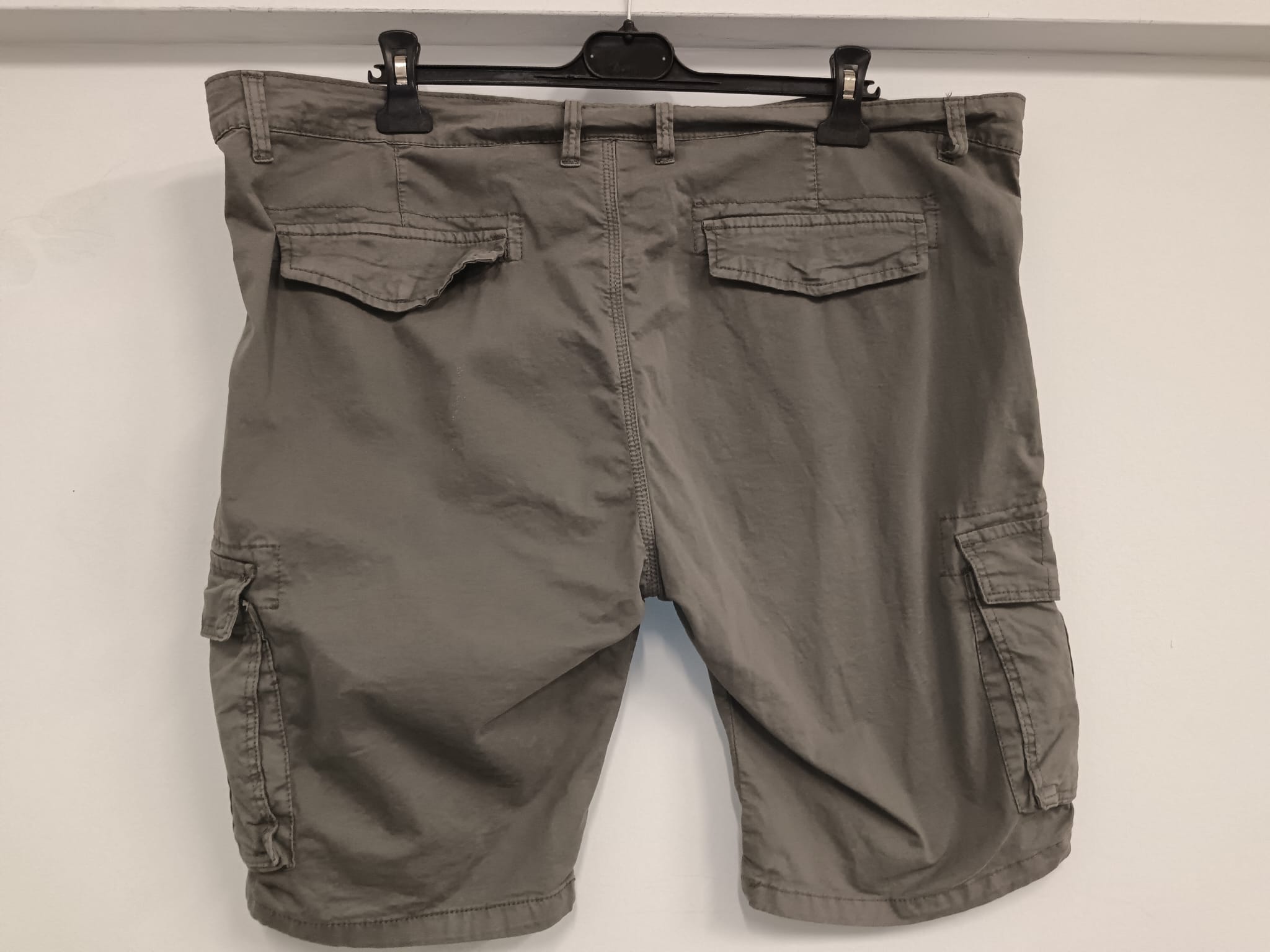 Bermuda in cotone con tasche laterali