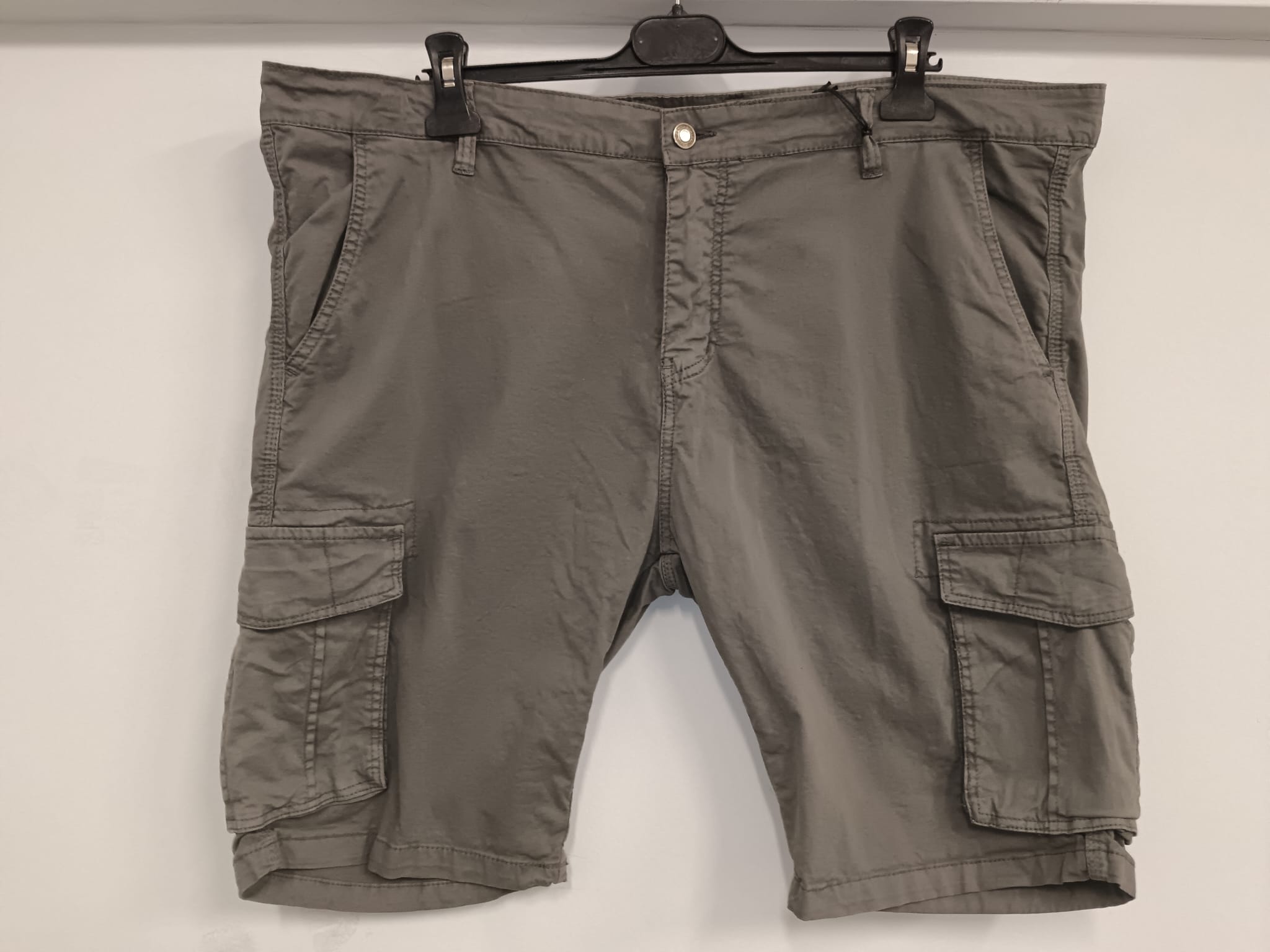 Bermuda in cotone con tasche laterali