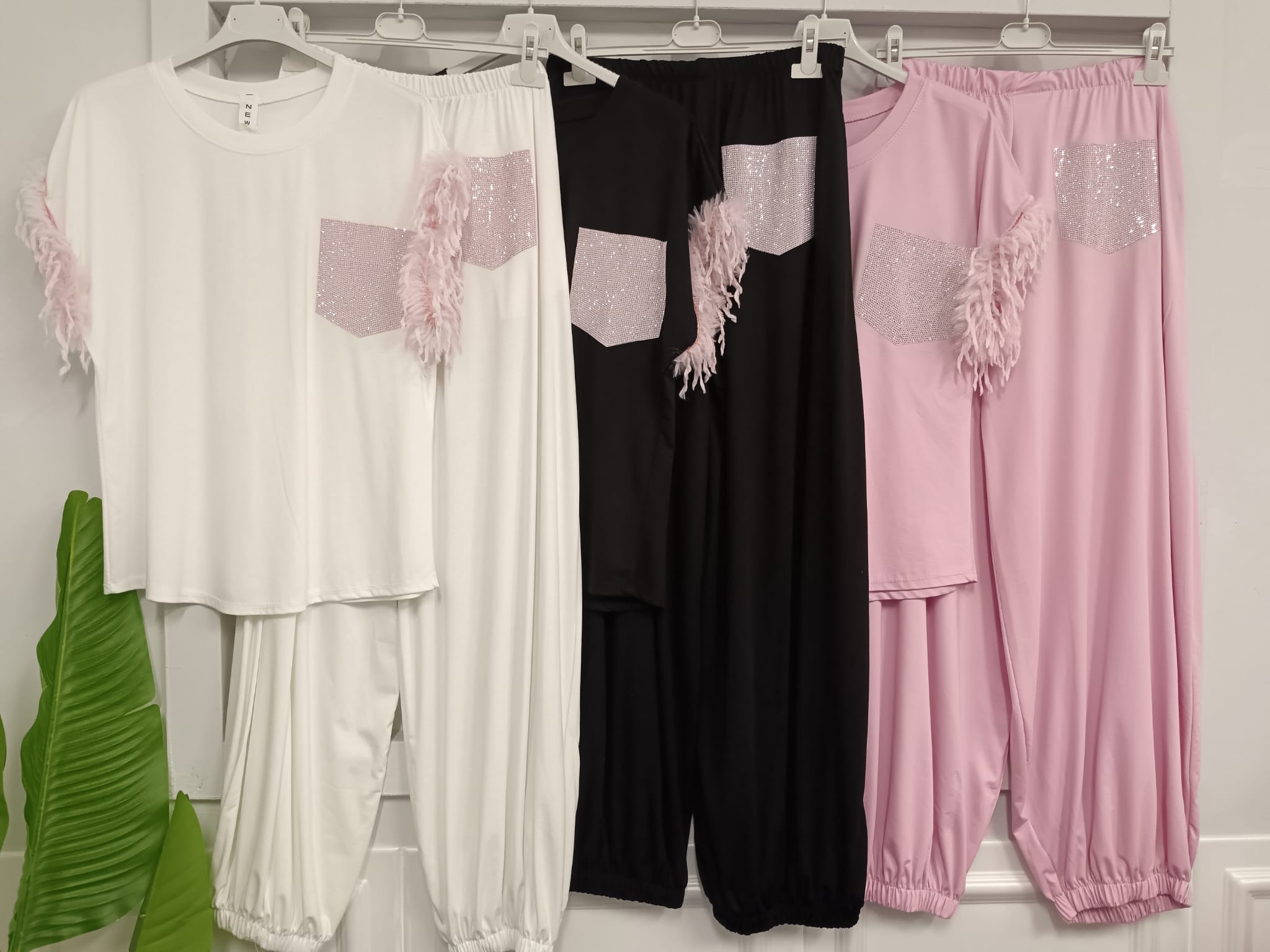 Completo glam con dettagli piume e brillantini