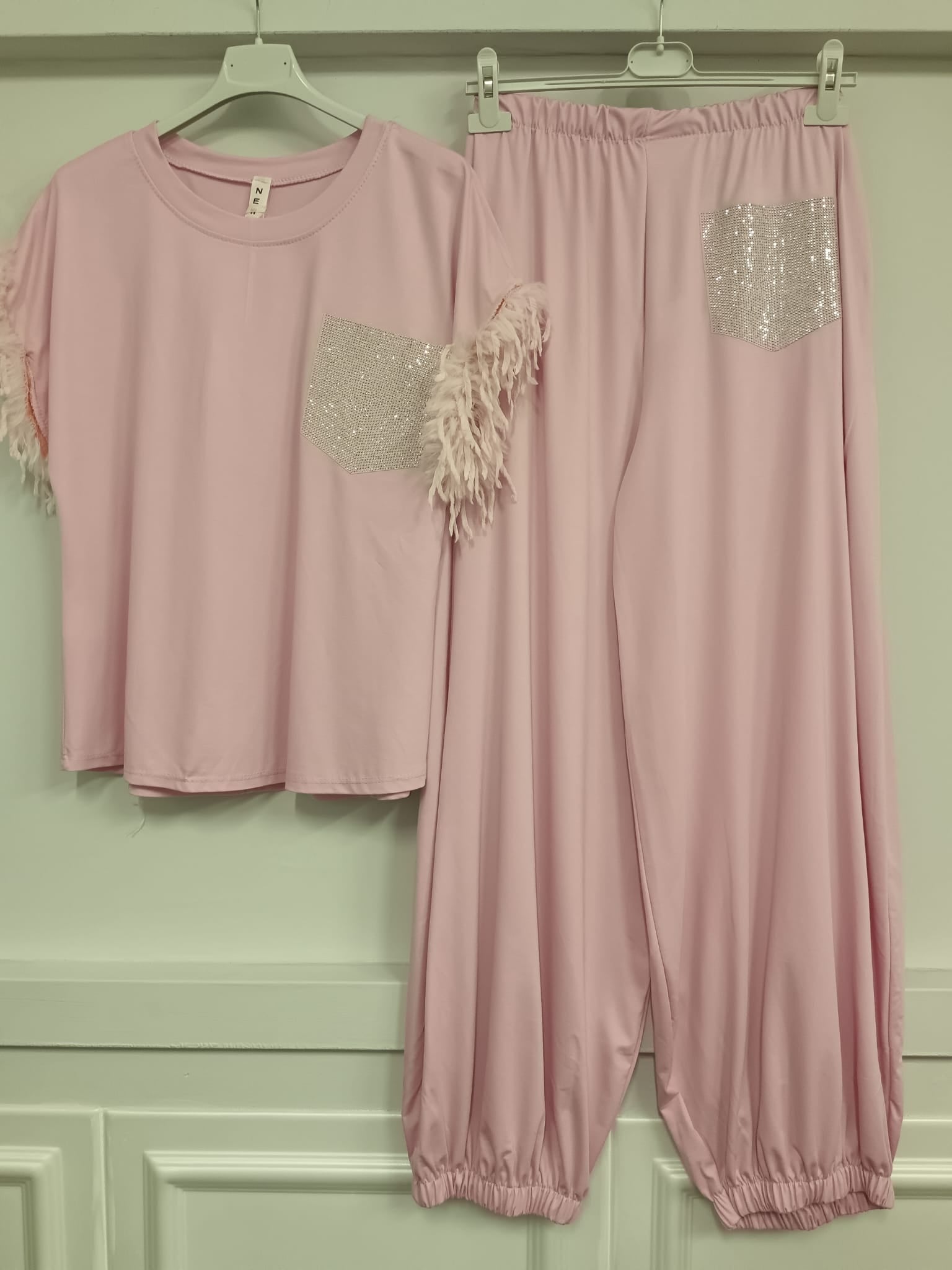 Completo glam con dettagli piume e brillantini