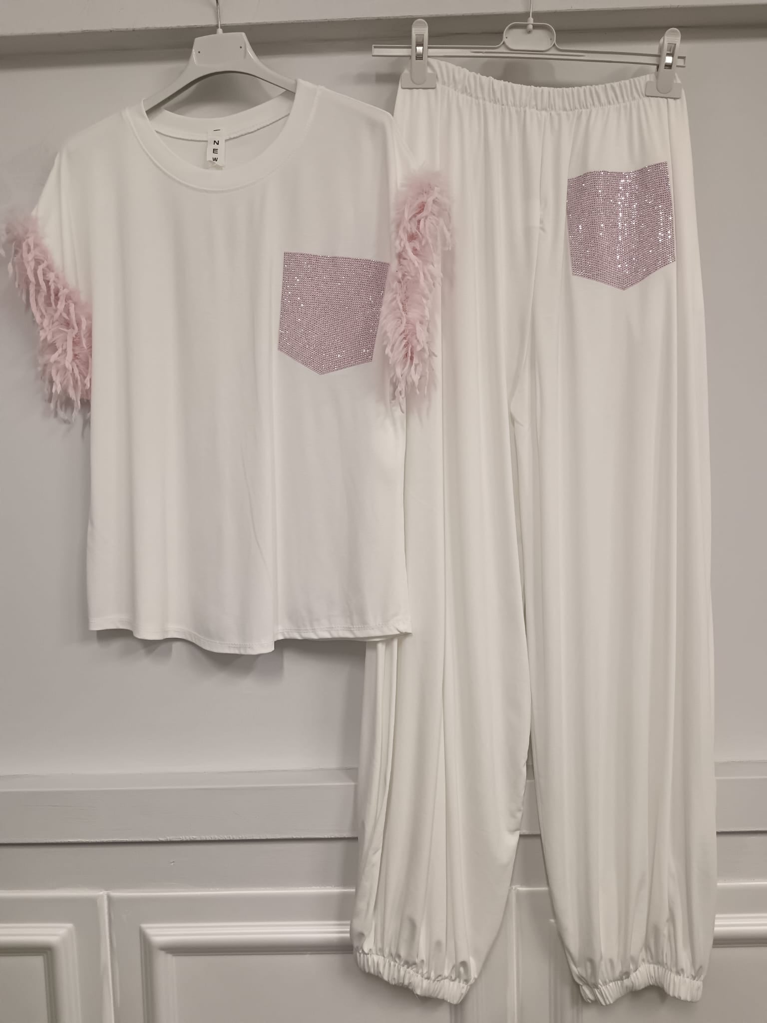 Completo glam con dettagli piume e brillantini