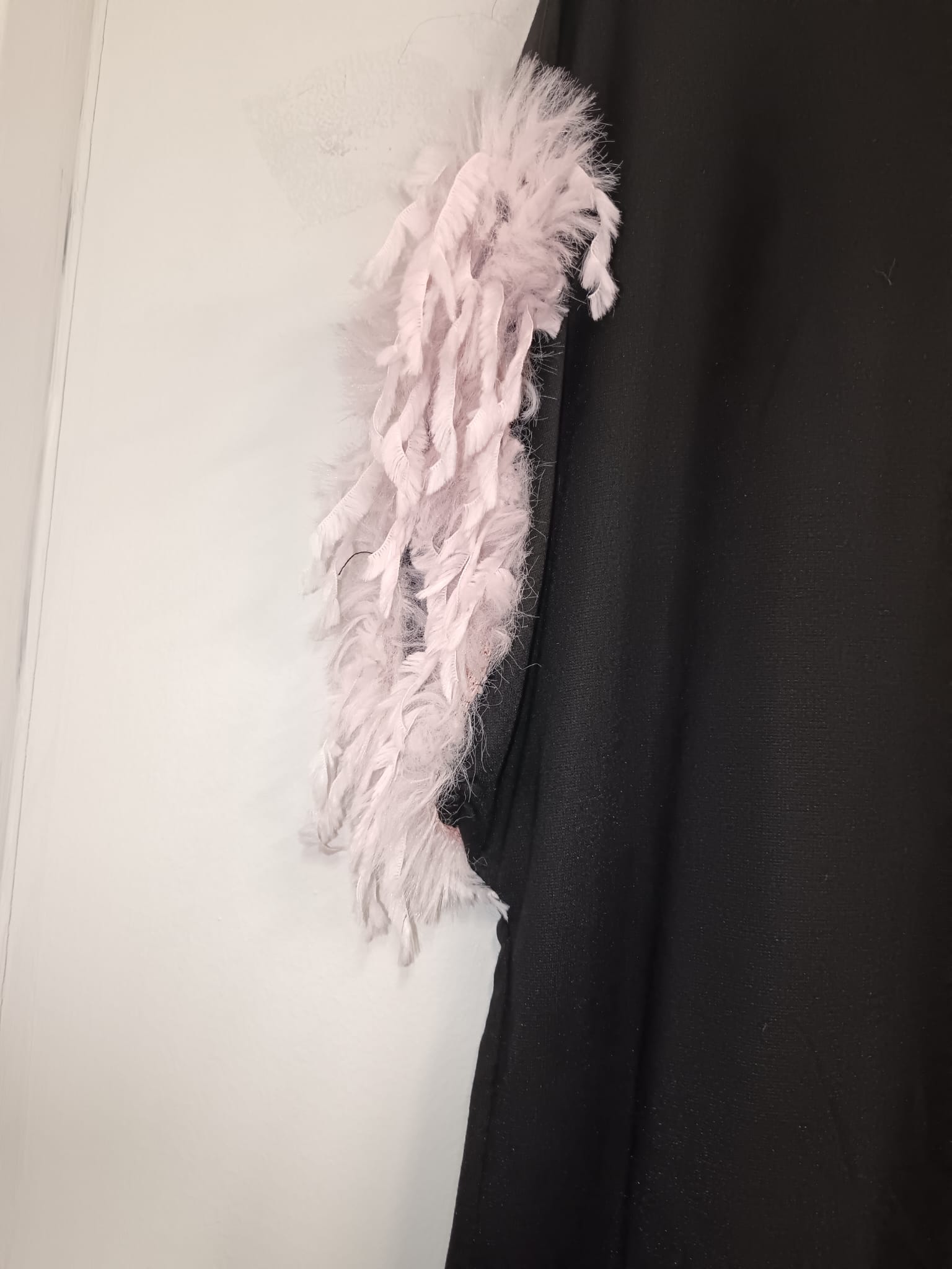 Completo glam con dettagli piume e brillantini