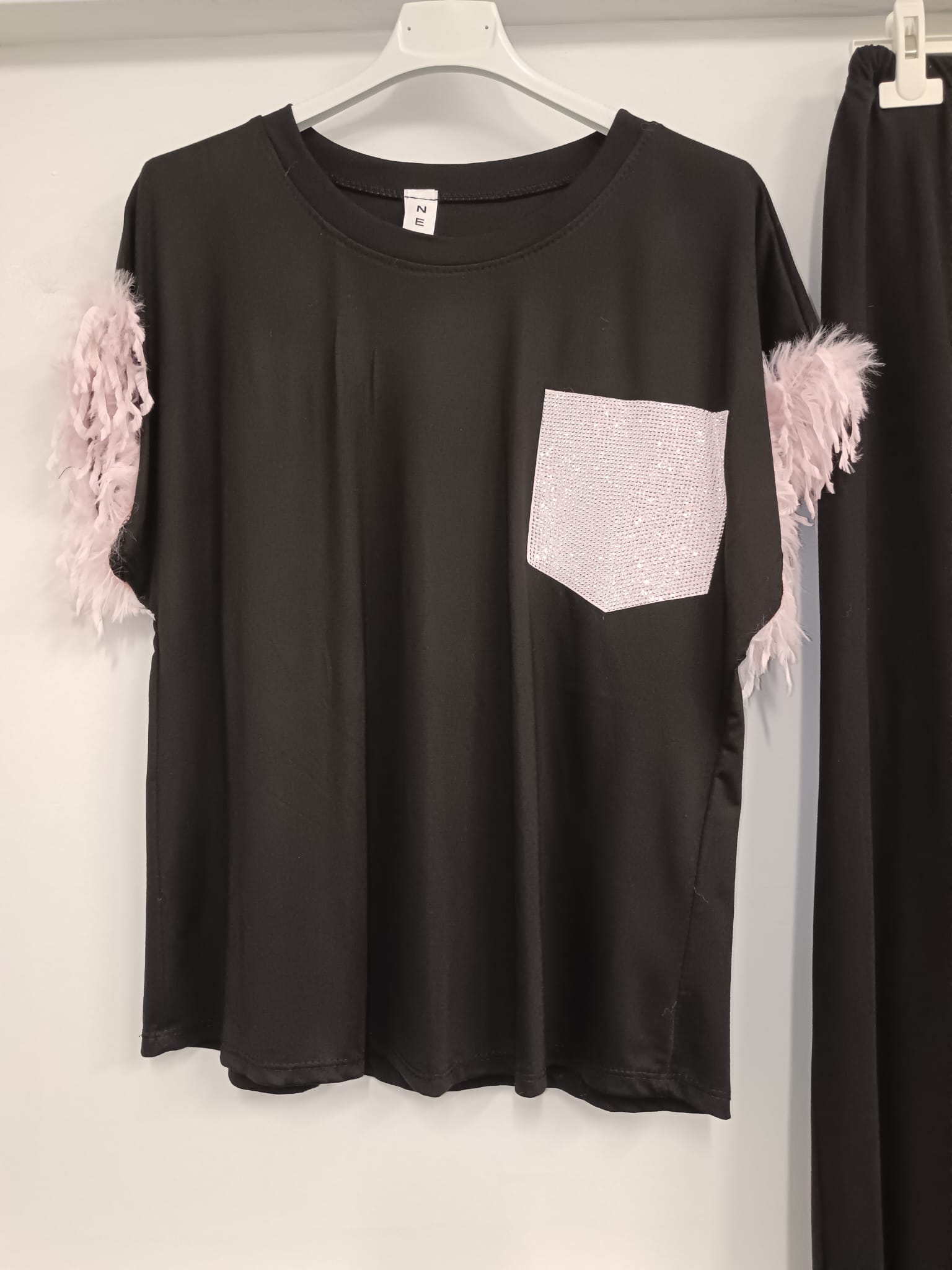 Completo glam con dettagli piume e brillantini