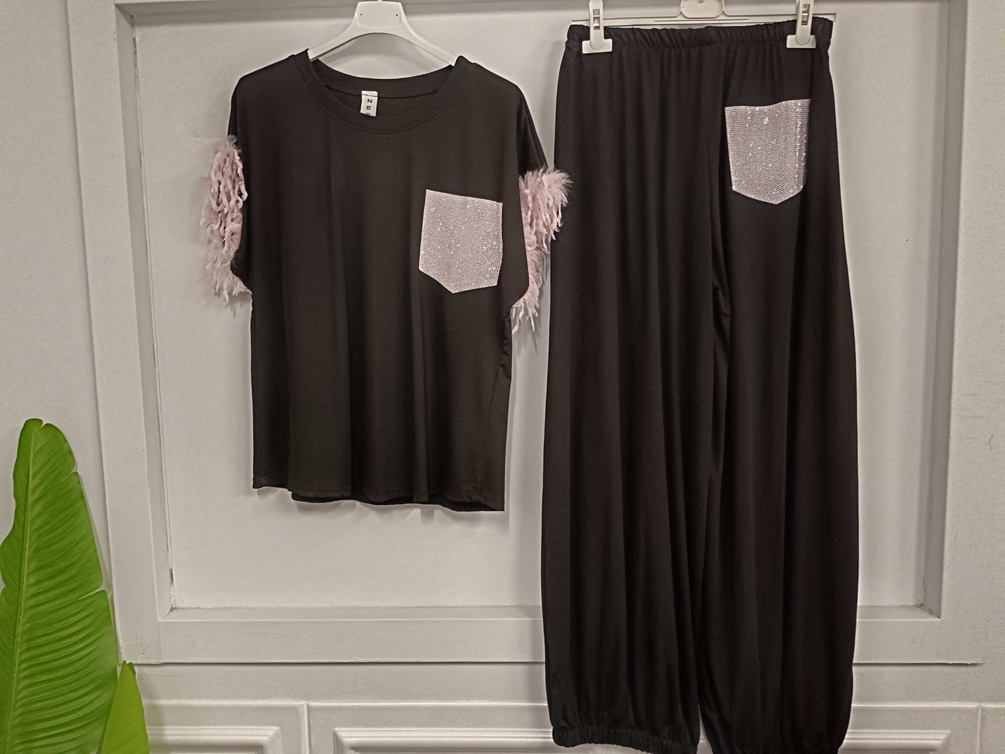 Completo glam con dettagli piume e brillantini