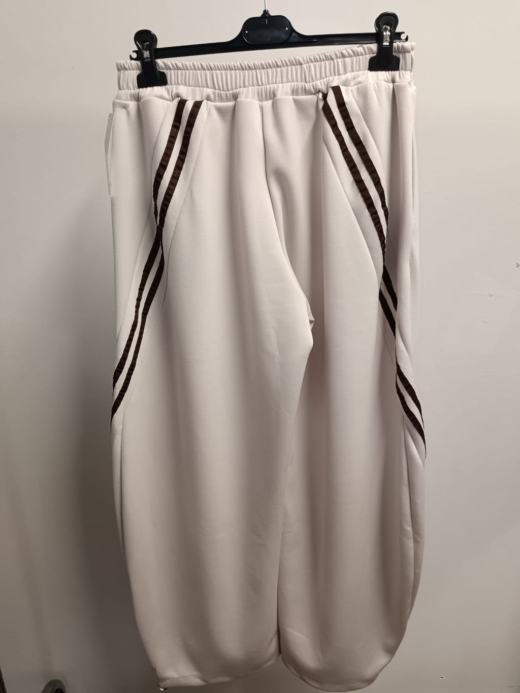 Pantaloni Balloon Felpati con Righe Laterali – Il Mix Perfetto tra Comfort e Stile!