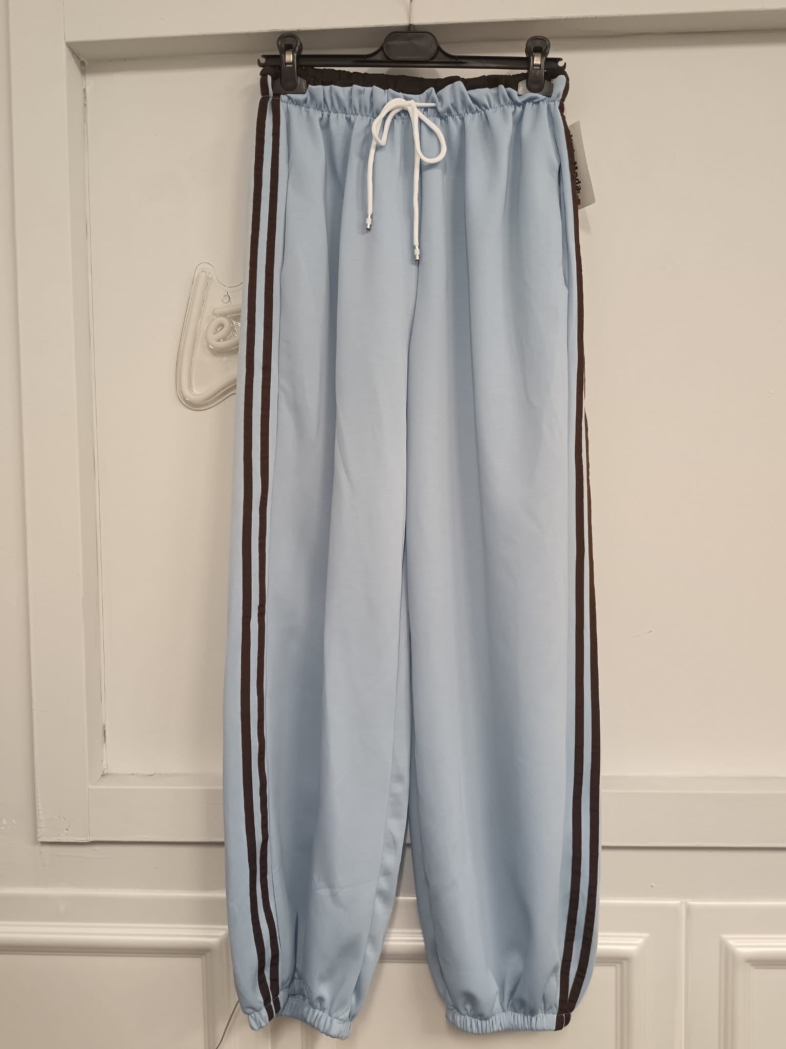 Pantalone sottotuta con righe laterali – Stile e comfort in movimento!