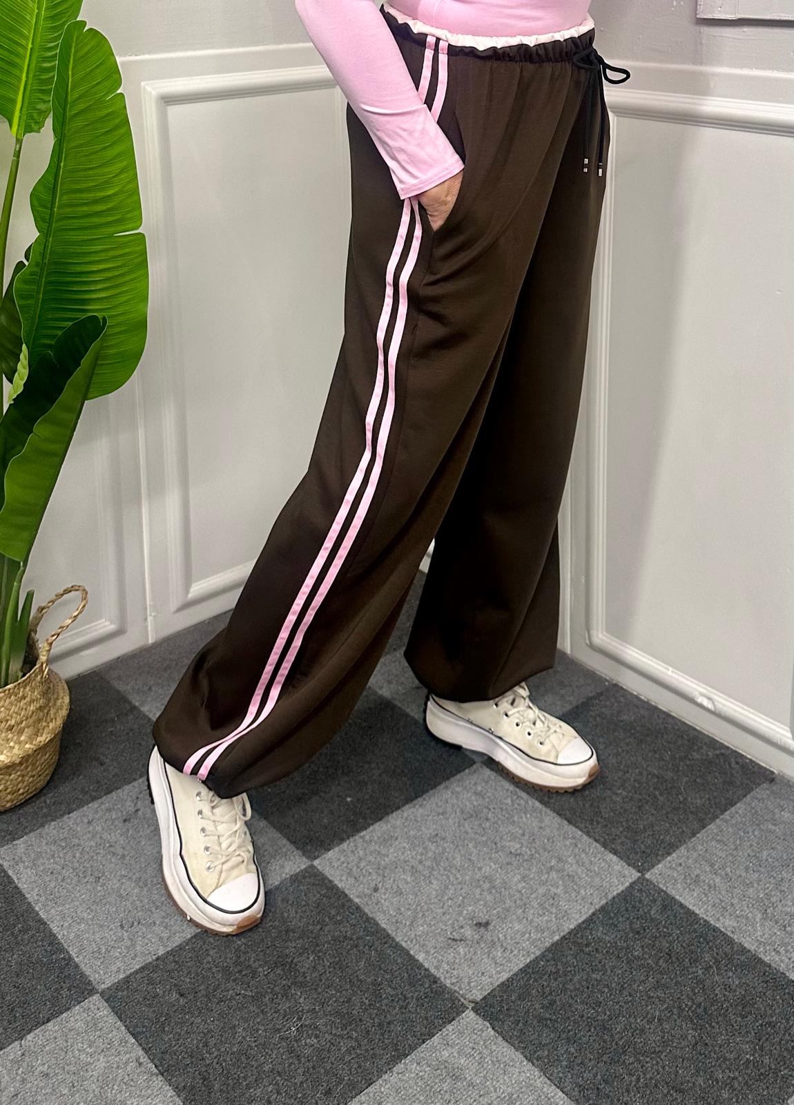 Pantalone sottotuta con righe laterali – Stile e comfort in movimento!