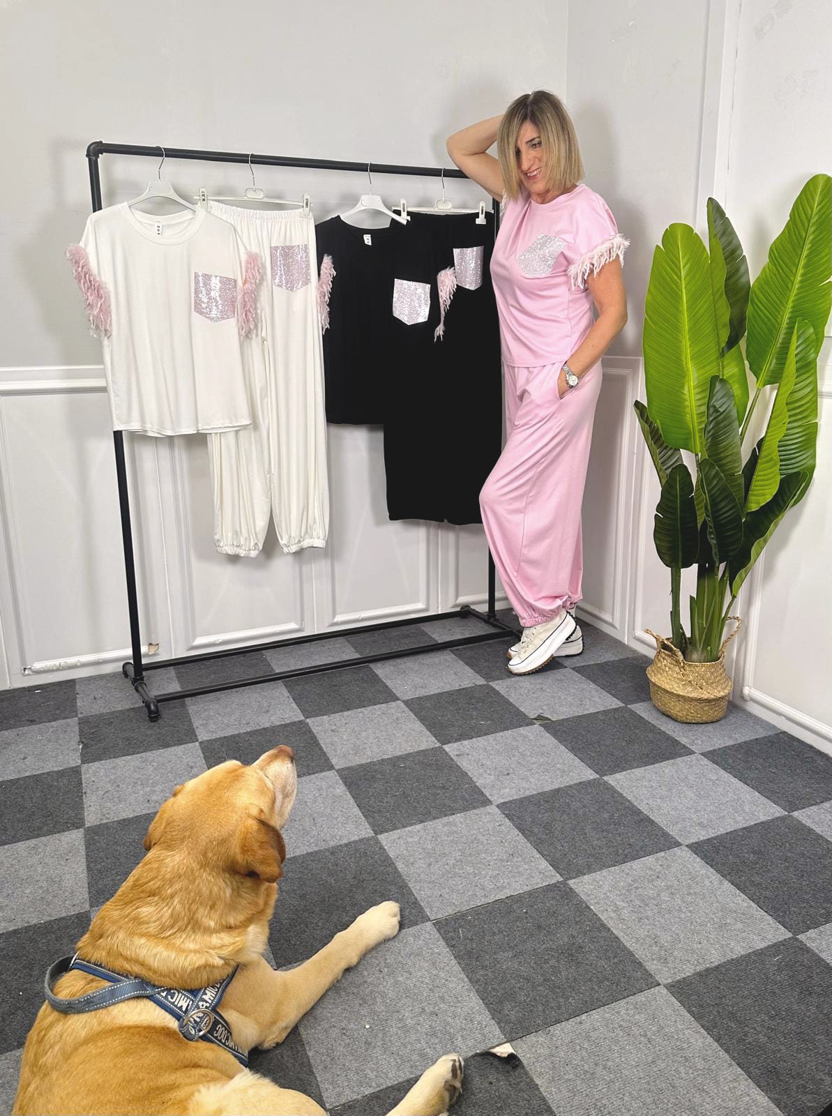 Completo glam con dettagli piume e brillantini