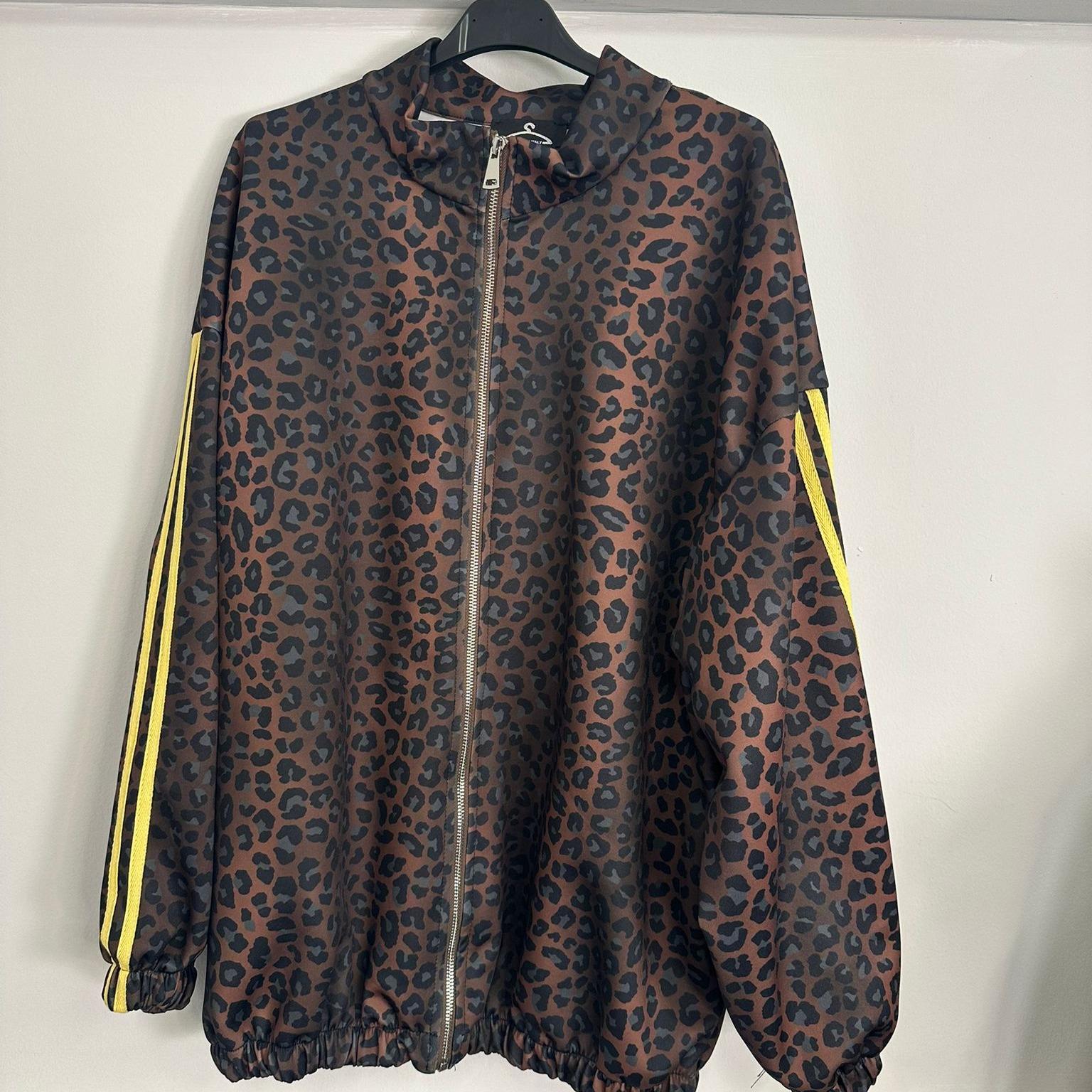 Giacca glamour effetto raso con righe a contrasto su sfondo animalier