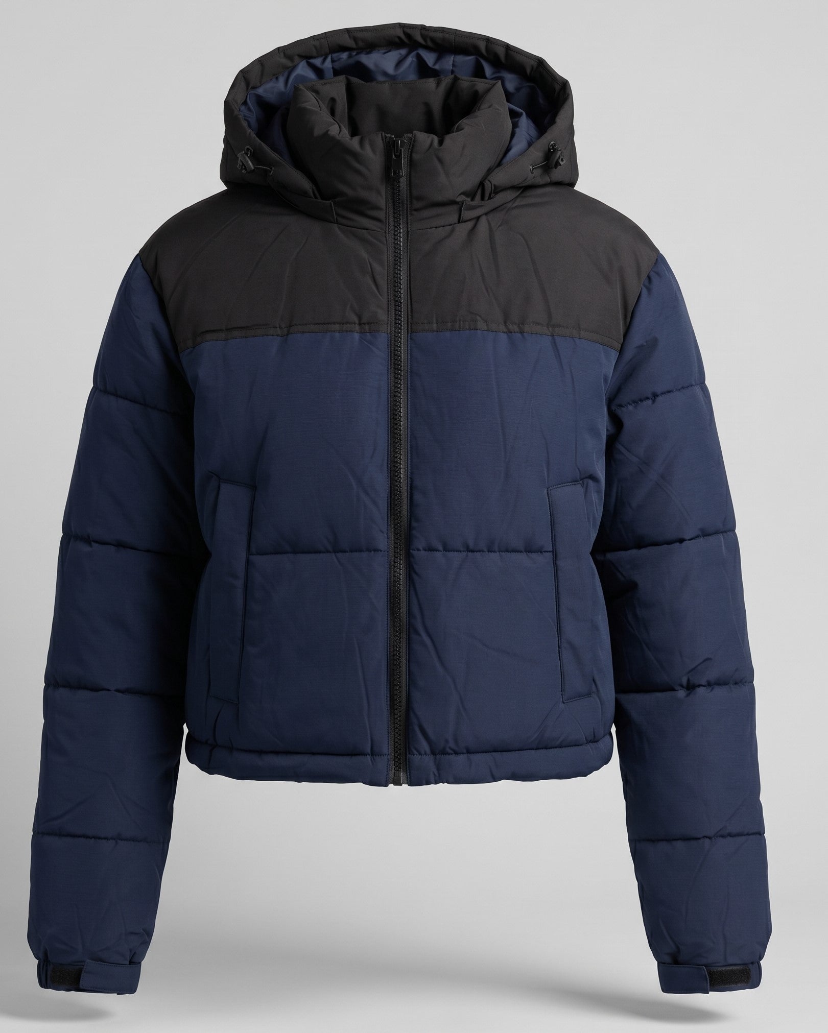 Glow on the Snow: Il Piumino Crop che unisce Stile e Calore
