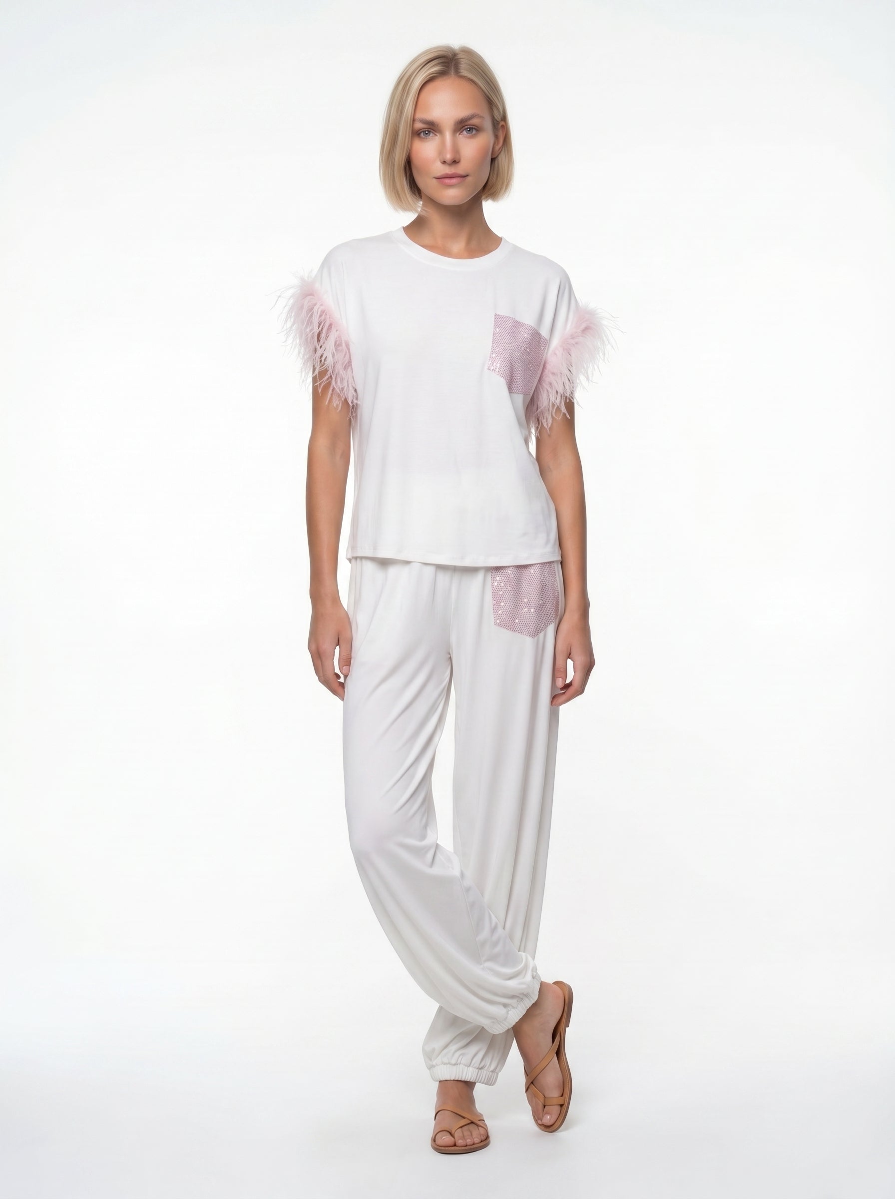 Completo glam con dettagli piume e brillantini