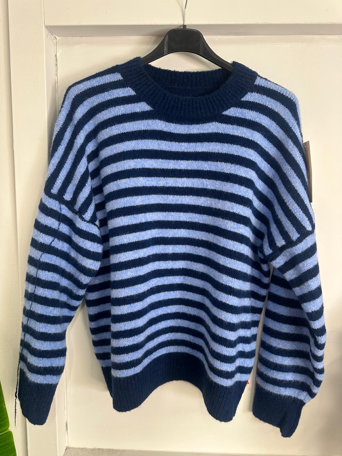 Maglione di Tendenza con Righe Piccole: Comfort e Stile in Vari Colori