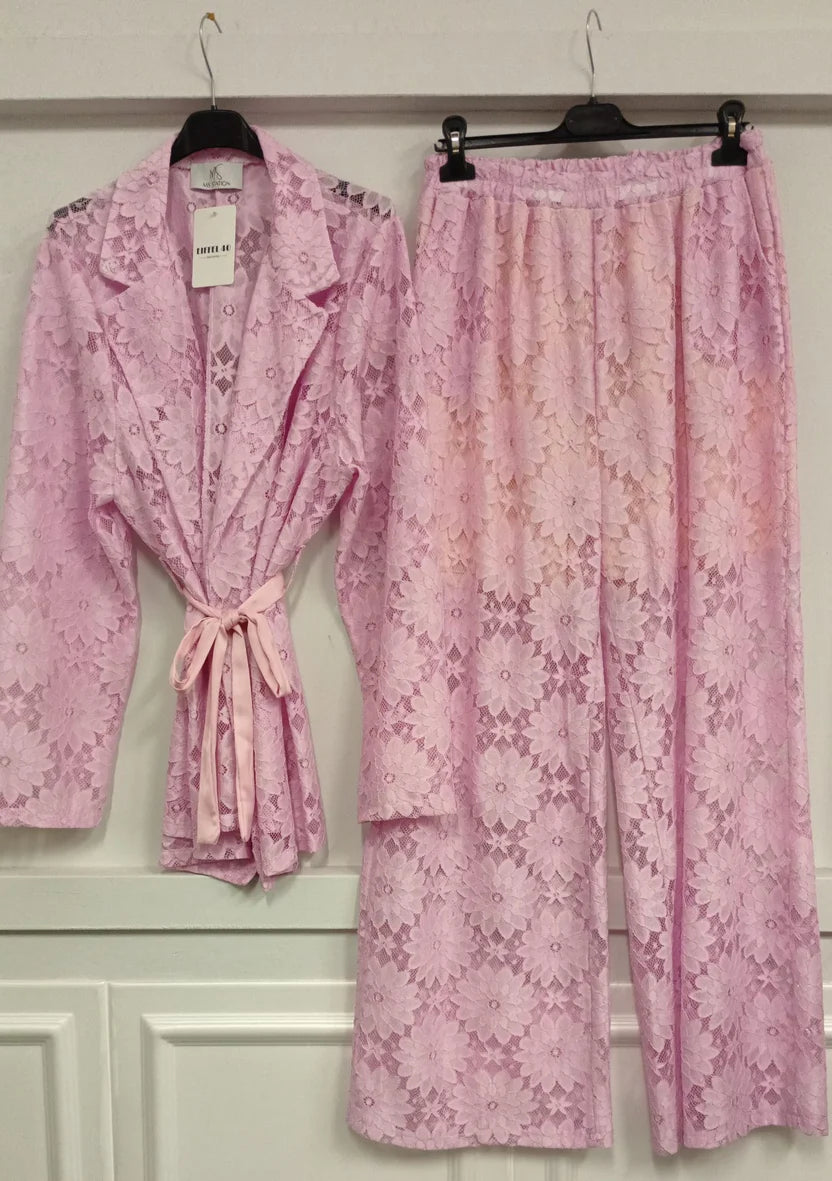 Seduzione Sartoriale: Tailleur in Pizzo con Cintura e Pantapalazzo