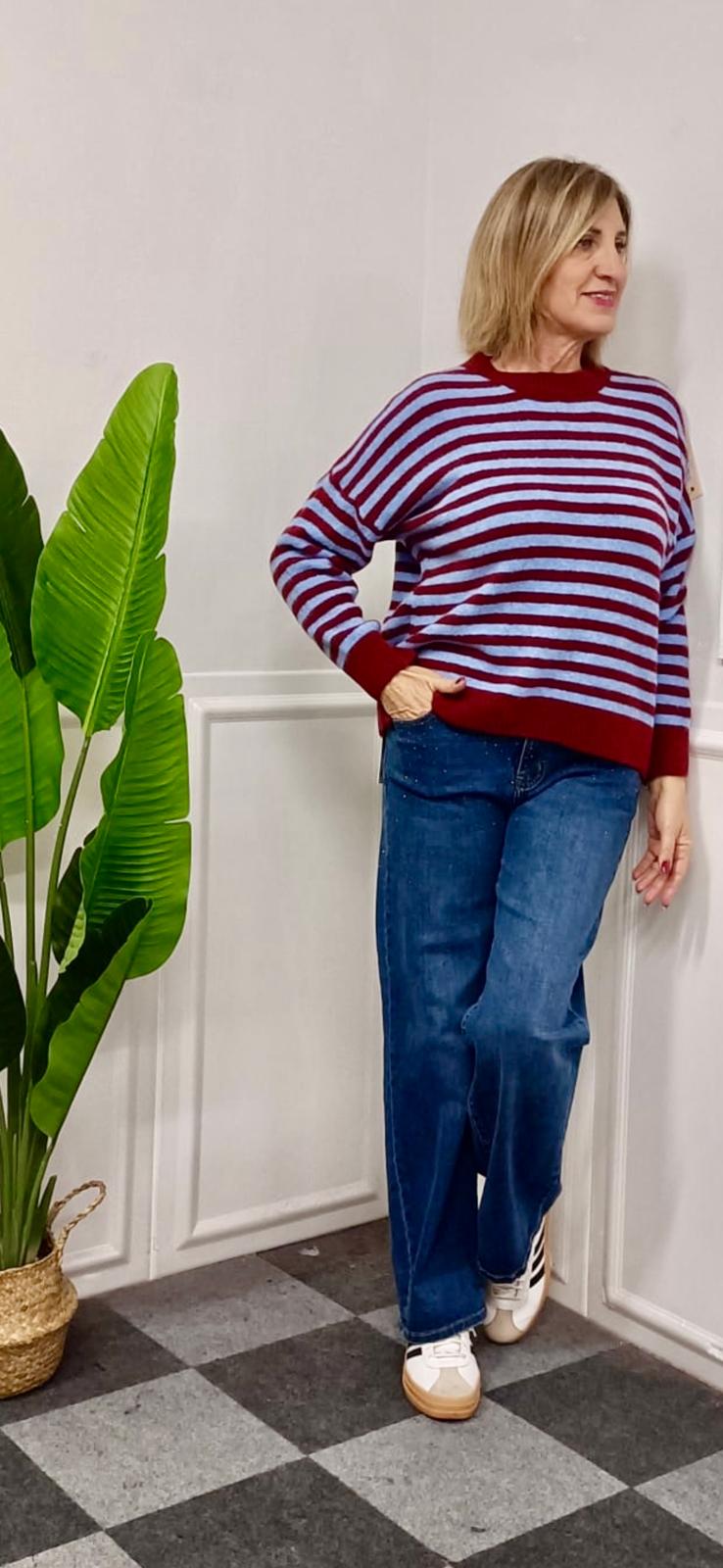 Maglione di Tendenza con Righe Piccole: Comfort e Stile in Vari Colori